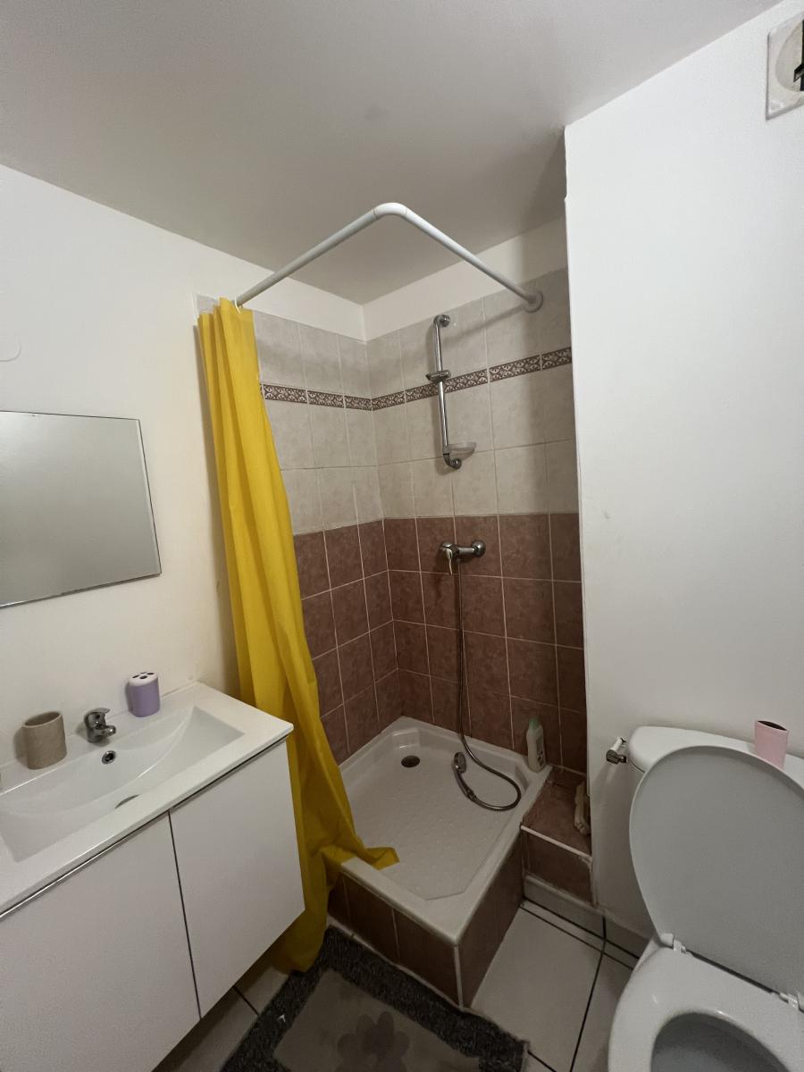 SAINT-DENIS - CHAMP-FLEURI - Studio avec parking – Image 4