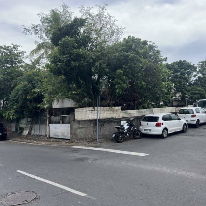 SAINT-PIERRE VILLE - Parcelle de terrain bâti de 491 m² - zone Ud - angle de rues