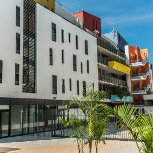 BAISSE DE PRIX – SAINT-PIERRE - CENTRE - T3 avec varangue + 2 stationnements - Libre