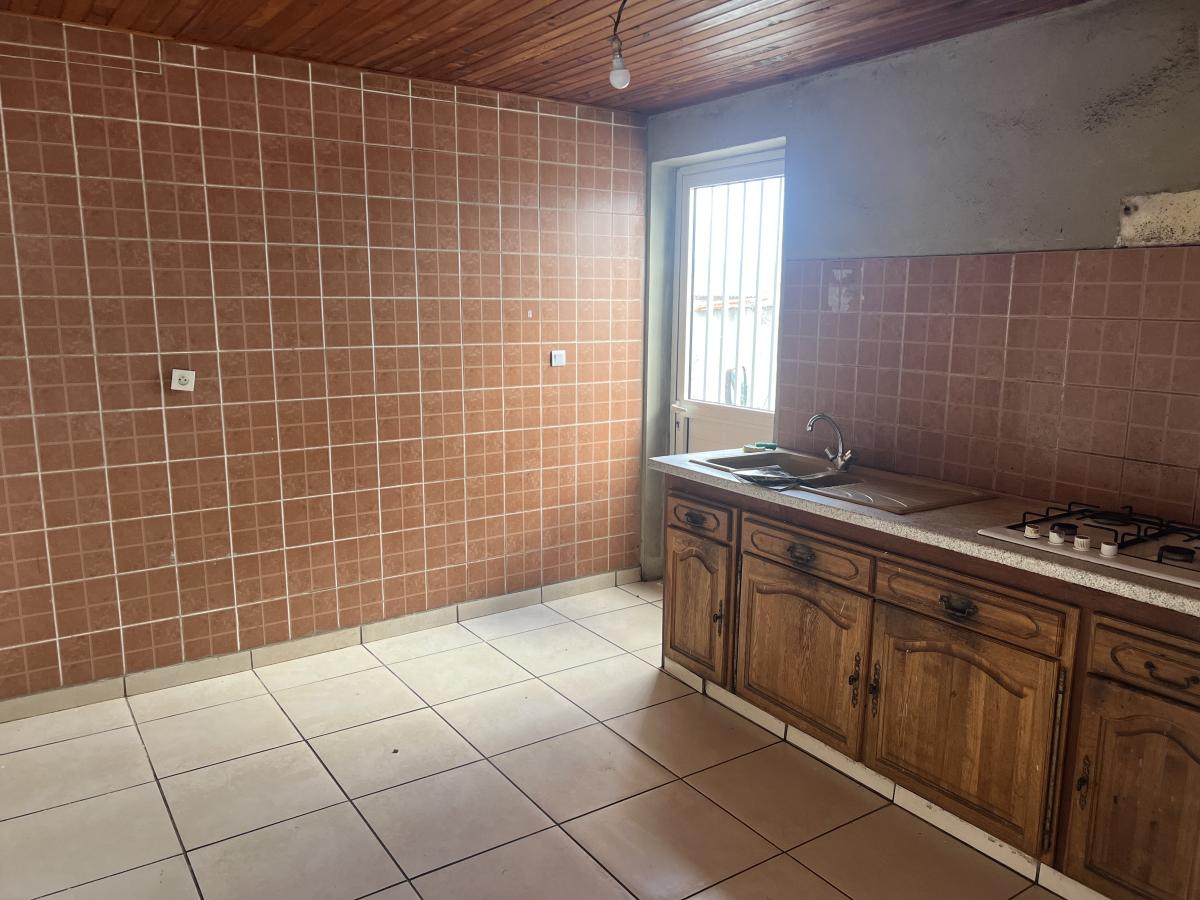 LE TAMPON - Maison F4 à rénover avec beau potentiel – Image 4