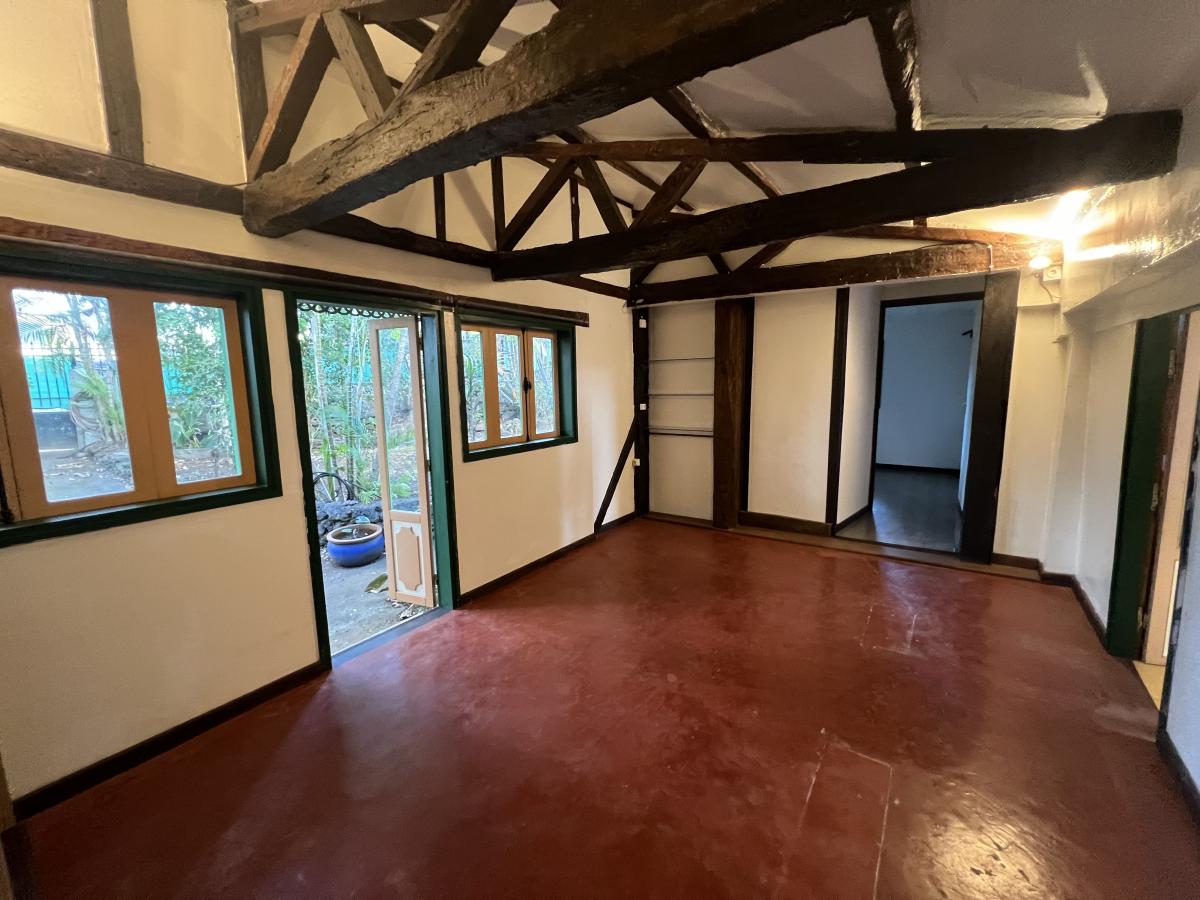 SAINT-PIERRE - RAVINE DES CABRIS - Ensemble immobilier atypique sur 885 m² – Image 6