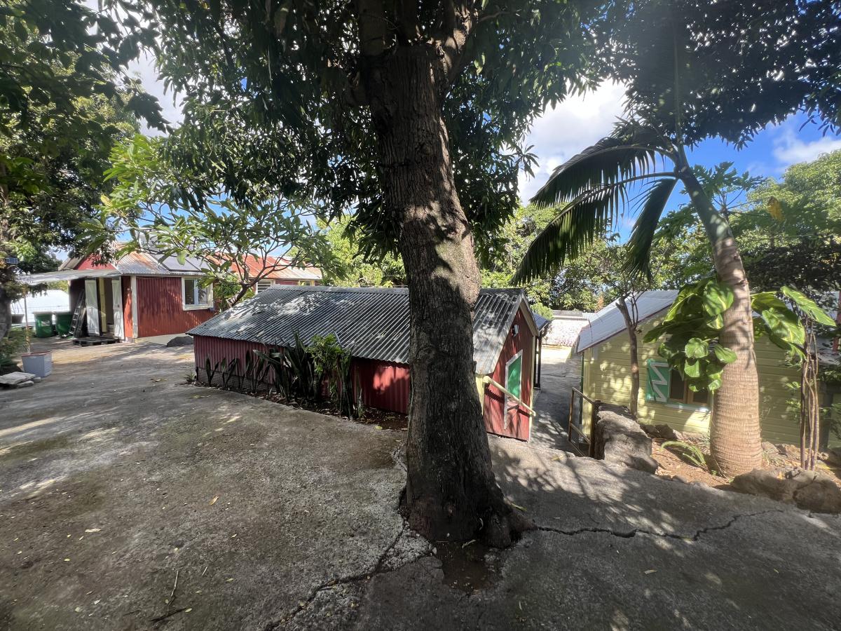 SAINT-PIERRE - RAVINE DES CABRIS - Ensemble immobilier atypique sur 885 m² – Image 16