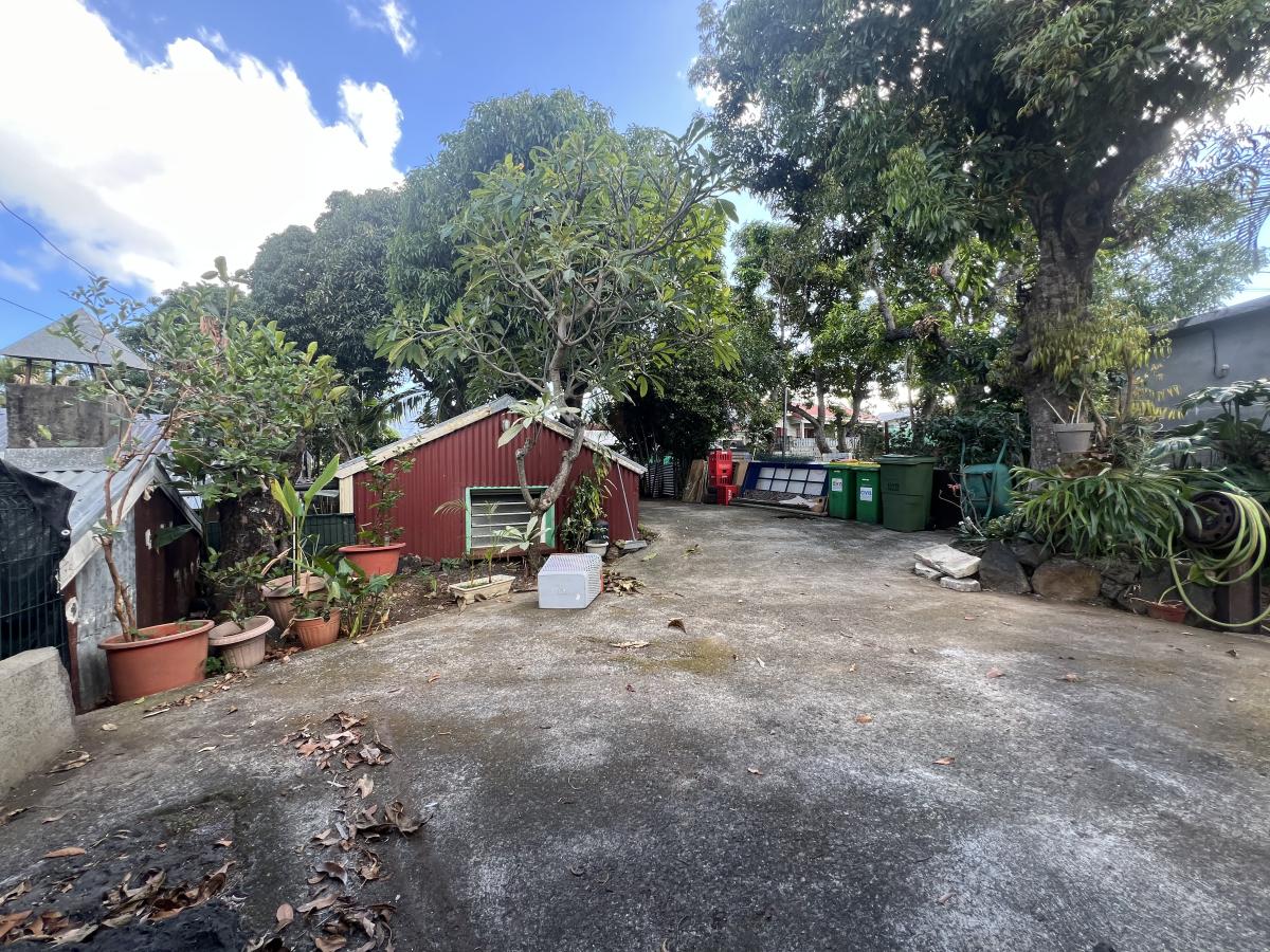 SAINT-PIERRE - RAVINE DES CABRIS - Ensemble immobilier atypique sur 885 m² – Image 9