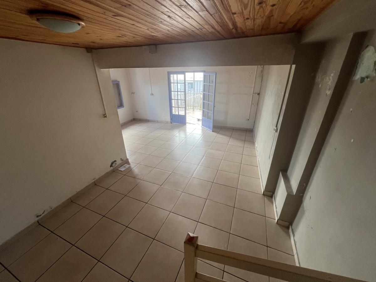 LE TAMPON - Maison F4 à rénover avec beau potentiel – Image 2