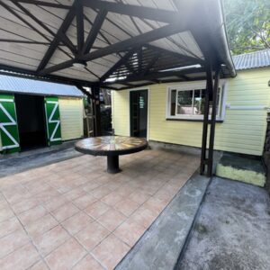 SAINT-PIERRE - RAVINE DES CABRIS - Ensemble immobilier atypique sur 885 m²