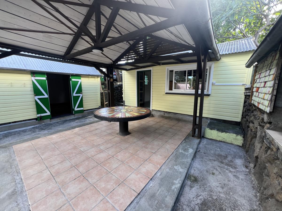 SAINT-PIERRE - RAVINE DES CABRIS - Ensemble immobilier atypique sur 885 m² – Image 2
