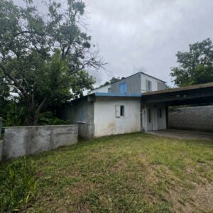 LA RIVIERE SAINT-LOUIS - Terrain agricole de 2400 m² avec maison sur deux niveaux