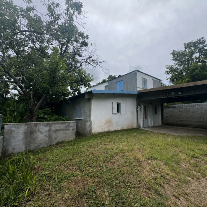 LA RIVIERE SAINT-LOUIS - Terrain agricole de 2400 m² avec maison sur deux niveaux