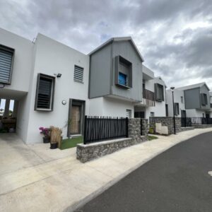 L’ÉTANG-SALÉ CENTRE-VILLE – Appartement T4 en duplex avec jardins et stationnement couvert
